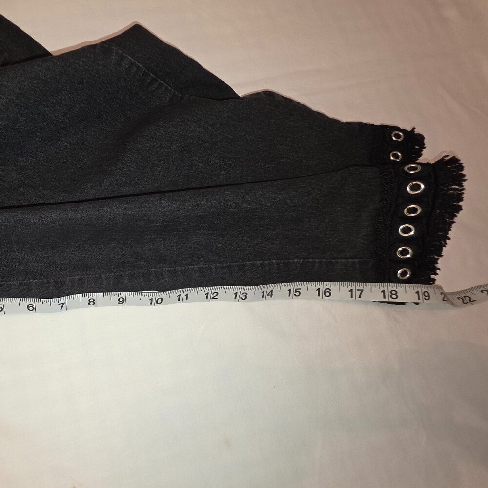 Alfred Dunner Women's Capri Pants - Picture 7 of 7